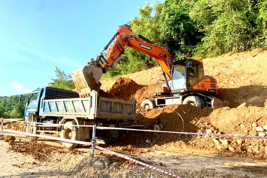  Khẩn trương bạt núi, làm đường tạm để lưu thông trên Quốc lộ 48 đoạn qua huyện Quỳ Châu