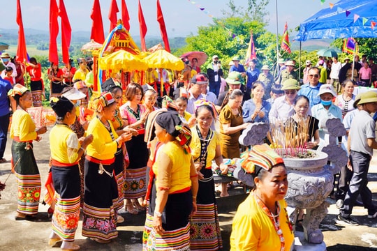 Hàng nghìn người trẩy hội Bươn Xao tại Tân Kỳ