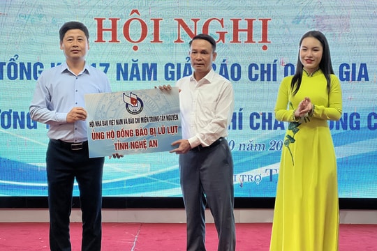 Hội Nhà báo Việt Nam và báo chí các tỉnh miền Trung - Tây Nguyên ủng hộ đồng bào bị thiệt hại do lũ lụt ở Nghệ An