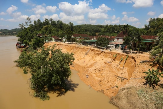 Sạt lở bờ sông sát tận nhà 'đe doạ' hàng chục hộ dân ở Anh Sơn