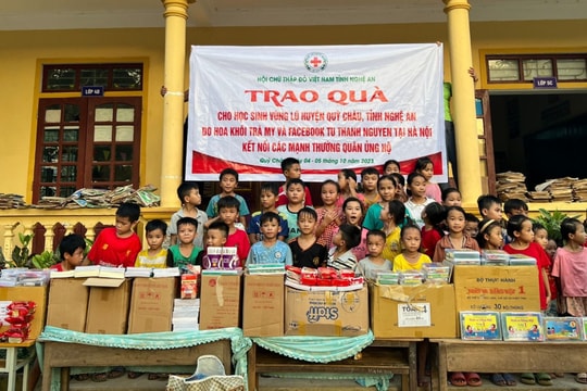 Hội Chữ thập đỏ Nghệ An trao quà cho học sinh vùng lũ huyện Quỳ Châu 