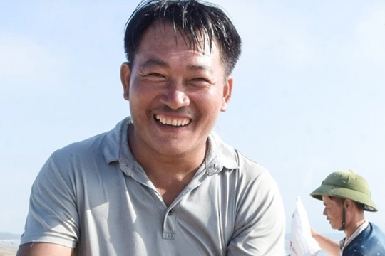 Ngư dân Nghệ An trúng đậm ruốc biển sau mưa lũ