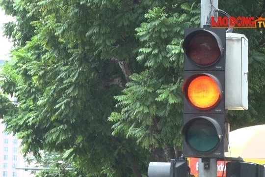 Luật mới quy định đèn vàng đi thế nào cho đúng?