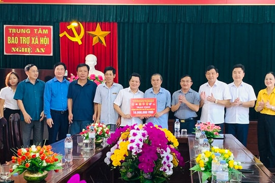 Đoàn công tác Khối Dân vận, Mặt trận, các tổ chức chính trị - xã hội tỉnh Nghệ An thăm tặng quà tại Đô Lương