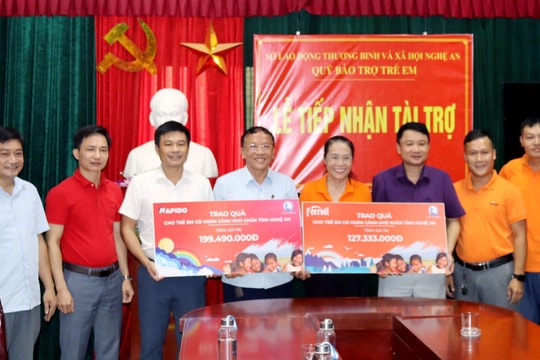 Trao tặng quà hơn 300 triệu đồng cho trẻ em có hoàn cảnh đặc biệt, khó khăn ở Nghệ An