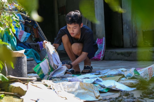 Sau lũ, cuộc sống của học sinh Quỳ Châu nơi khu nhà trọ vẫn ngổn ngang 