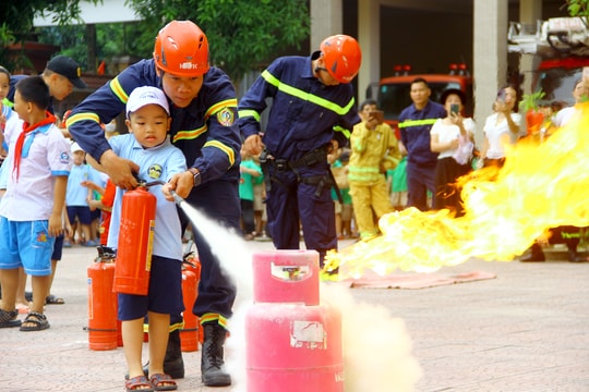 Học sinh Nghệ An hào hứng tham gia thực hành chữa cháy và cứu nạn cứu hộ