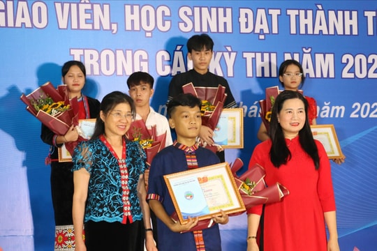 Trường THPT dân tộc nội trú tỉnh khen thưởng giáo viên, học sinh đạt điểm cao tại các kỳ thi