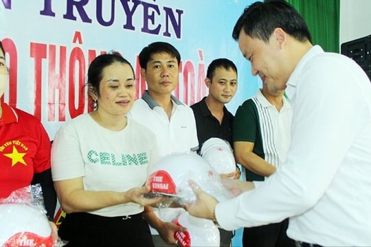 Ban An toàn giao thông tỉnh tổ chức Chương trình tuyên truyền 'Công nhân xây dựng văn hóa giao thông an toàn' tại Đô Lương