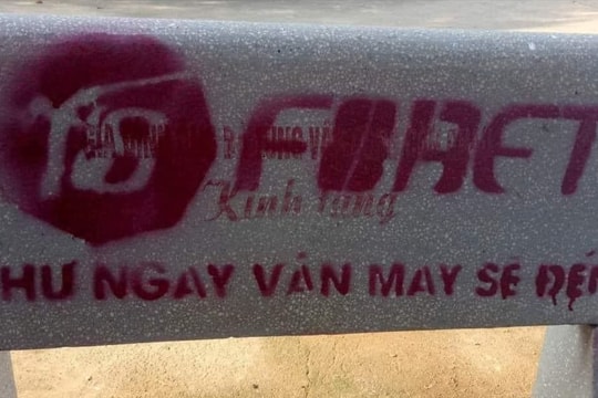 Hàng loạt ghế đá, cột điện bị phun sơn quảng cáo trang web cá độ, cờ bạc