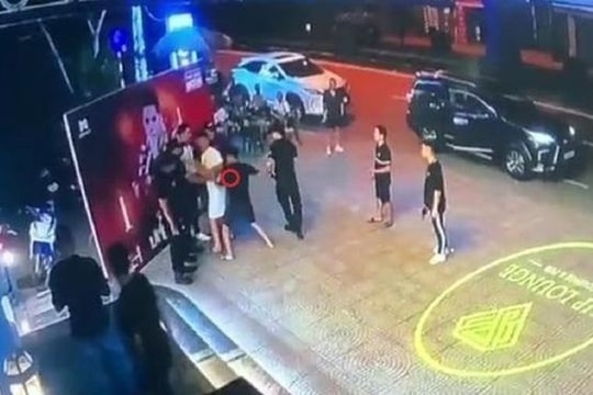 Đứng chụp ảnh trước quán bia, nam thanh niên bị đâm tử vong