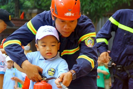 Học sinh Nghệ An trải nghiệm làm lính cứu hoả