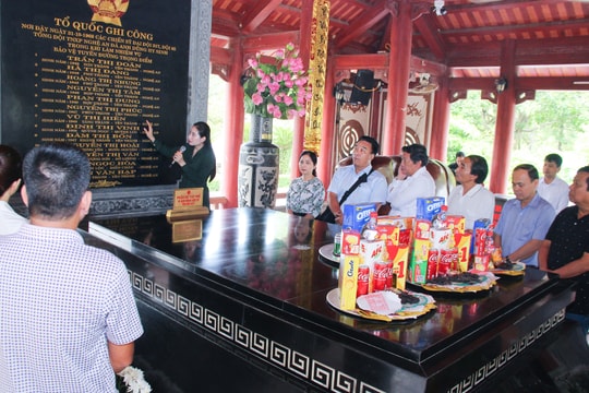 Đoàn đại biểu Hội Nhà báo Việt Nam và các tỉnh khu vực miền Trung - Tây Nguyên dâng hoa, dâng hương tại Khu Di tích lịch sử Quốc gia Truông Bồn