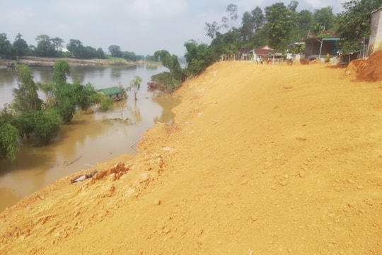 Anh Sơn khẩn trương khắc phục tạm thời sạt lở bờ sông Lam