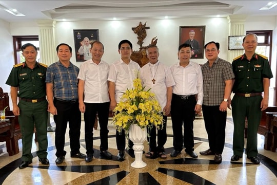 Hội đồng giáo dục Quốc phòng - An ninh tỉnh thăm và làm việc với Tòa Giám mục Giáo phận Vinh