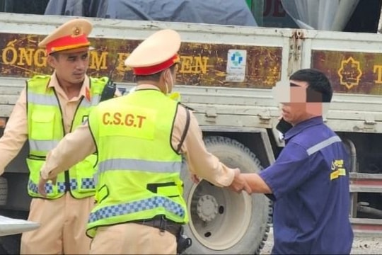 Không nhường đường cho xe ưu tiên, một tài xế xe tải bị lập biên bản xử phạt