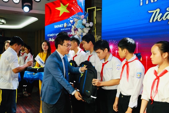 Bảo Việt Nhân thọ Bắc Nghệ An trao 30 suất quà cho học sinh xuất sắc
