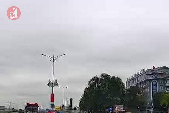 Một tài xế xe tải bị lập biên bản xử phạt vì không nhường đường cho xe ưu tiên