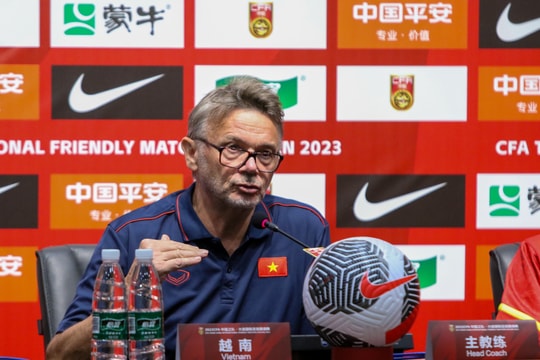 HLV Philippe Troussier: Hai đội tuyển Việt Nam và Trung Quốc đang chật vật tìm đường vươn ra thế giới