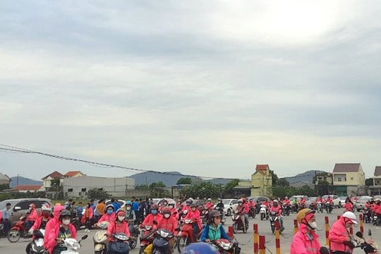 Công nhân Công ty TNHH Viet Glory đi làm trở lại sau khi được tăng tiền ăn, trợ cấp xăng xe