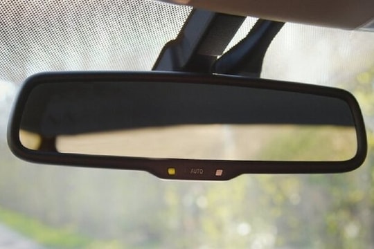 Chấm đen trên gương chiếu hậu lắp trong ô tô có tác dụng gì?