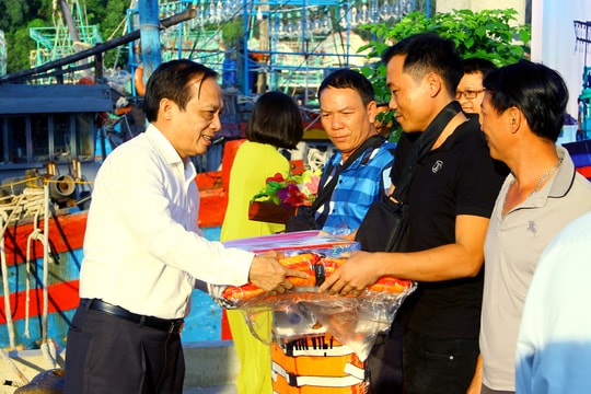  Nghệ An đồng hành cùng ngư dân vươn khơi bám biển