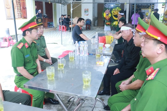 Lãnh đạo Công an tỉnh Nghệ An thăm viếng, động viên gia đình công an viên hy sinh trong lúc làm nhiệm vụ