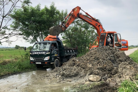 Tiến hành sửa chữa đường ống dẫn nước thải bị vỡ tại thành phố Vinh