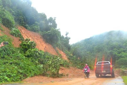 Nghệ An đề nghị các địa phương chủ động ứng phó mưa lớn, lũ quét, sạt lở đất