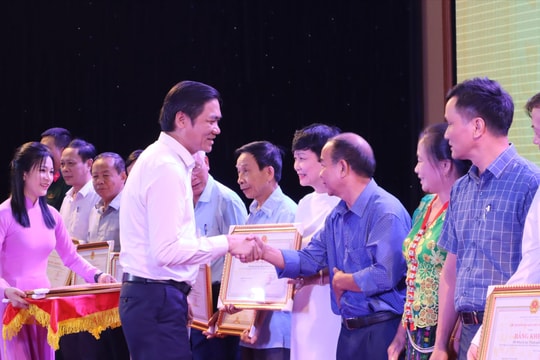 Hội Khuyến học Việt Nam tặng Cờ thi đua xuất sắc cho Hội Khuyến học tỉnh Nghệ An