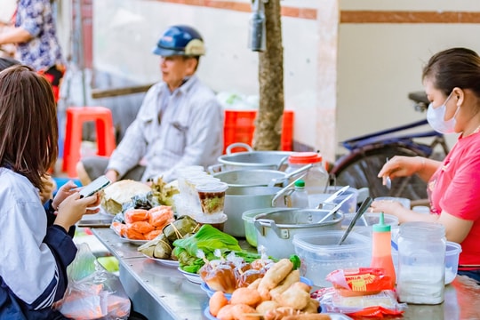 Chợ cổ gần 700 tuổi ở Nam Định, khách tới thưởng thức loạt quà quê 'rẻ như cho'