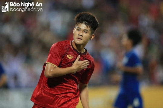 Tiền vệ trẻ Sông Lam Nghệ An được báo Anh vinh danh