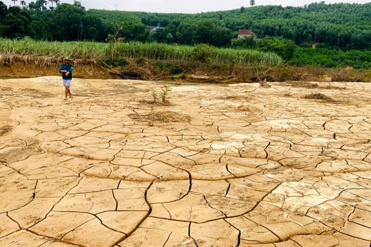 Bùn đá vùi lấp cánh đồng, công trình thủy lợi hư hỏng... sau lũ ở Quỳ Châu