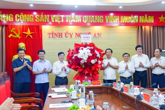 Thường trực Tỉnh ủy chúc mừng ngày truyền thống các Ban xây dựng Đảng Tỉnh ủy Nghệ An