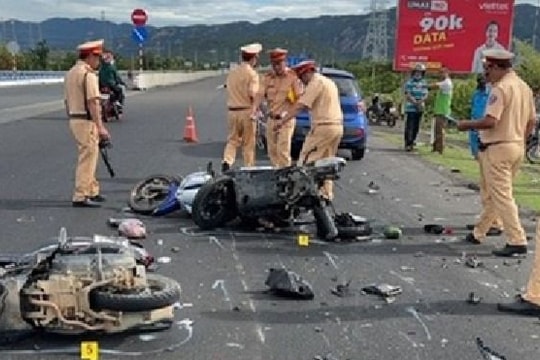 Vụ thiếu niên 16 tuổi lái ô tô tông loạt xe máy chờ đèn đỏ, khởi tố 2 cha con