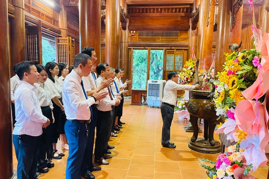 Ban Dân vận Tỉnh ủy Nghệ An dâng hương, dâng hoa kỷ niệm 93 năm ngày truyền thống công tác Dân vận của Đảng