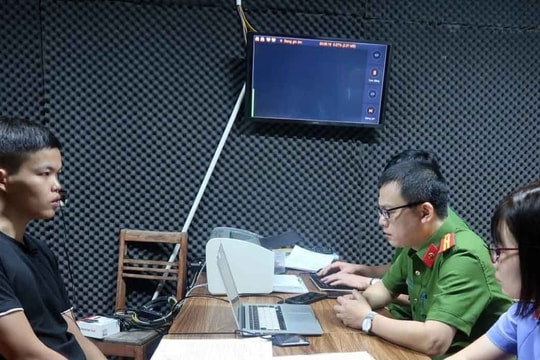 Tạm giam thanh niên tung 3 clip 'nóng' của người yêu cũ lên Facebook