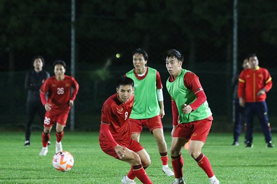 ĐT Việt Nam gặp khó ngay khi đặt chân đến Hàn Quốc; Tiền vệ ĐT Việt Nam - Nguyễn Tuấn Anh: Chuyện hướng dương ngược nắng và Con cá lớn trong ao tù