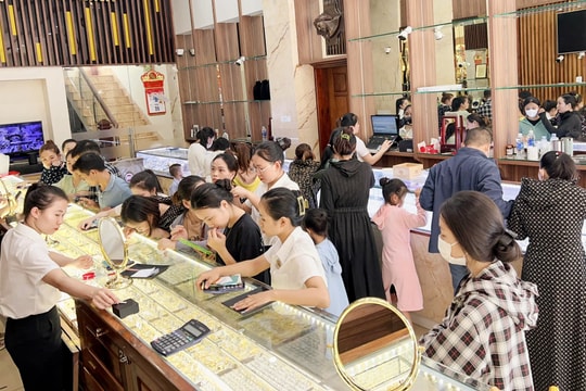 Giá vàng lập “đỉnh”, thị trường Nghệ An sôi động