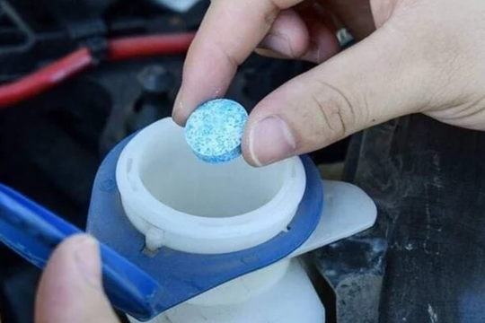 Có nên dùng viên sủi rửa kính ô tô? 