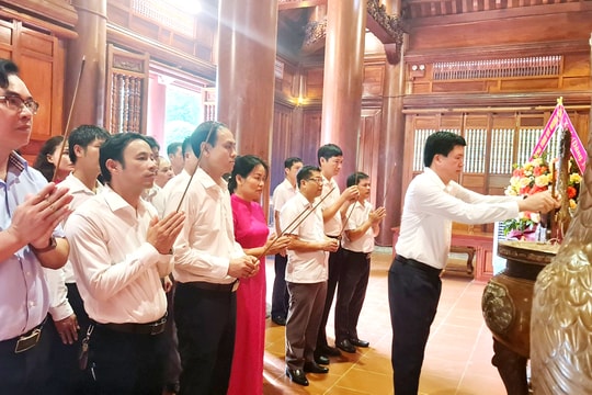 Văn phòng Tỉnh ủy Nghệ An dâng hoa, dâng hương tưởng niệm Chủ tịch Hồ Chí Minh 