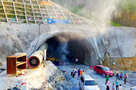 Bên trong hầm xuyên núi dài nhất Nghệ An