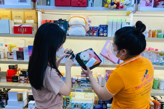 Quà tặng thiết thực 'hút' khách dịp lễ 20/10