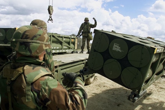 Tổng thống Zelensky tiết lộ Mỹ đã bí mật chuyển giao tên lửa tầm xa cho Ukraine