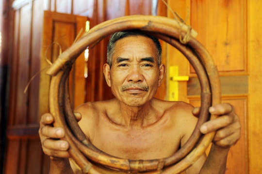 Người Khơ Mú đan lát để thoát nghèo