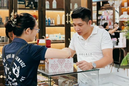 Thị trường hoa, quà tặng 'tăng nhiệt' cận ngày 20/10