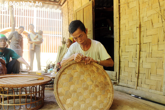 Người Khơ Mú - 'ông tổ' của nghề đan lát ở Nghệ An