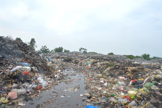 Rác thải ném ven đường, ngập tràn kênh mương, đồi, bãi... ở nhiều vùng nông thôn 