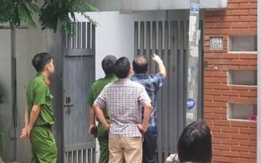 Xuống nhà đi học, con gái phát hiện mẹ tử vong