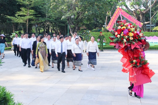 Đoàn công tác HĐND thủ đô Viêng Chăn (Lào) dâng hoa, dâng hương tưởng niệm Chủ tịch Hồ Chí Minh